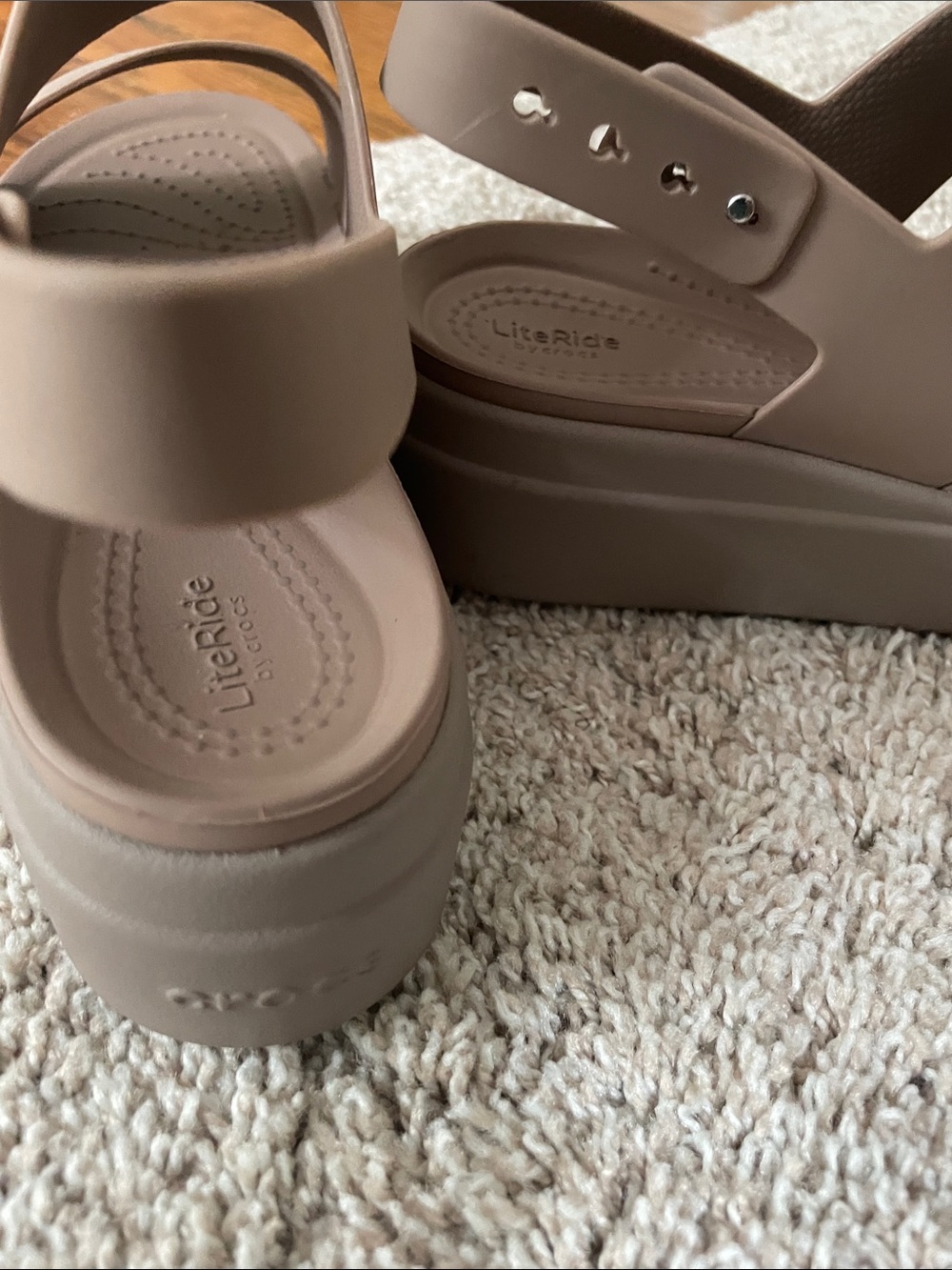 CROCS Women’s Brooklyn Sandals - Picture 4 of 10